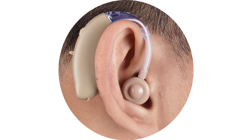 Amplificateurs auditifs sur l'oreille